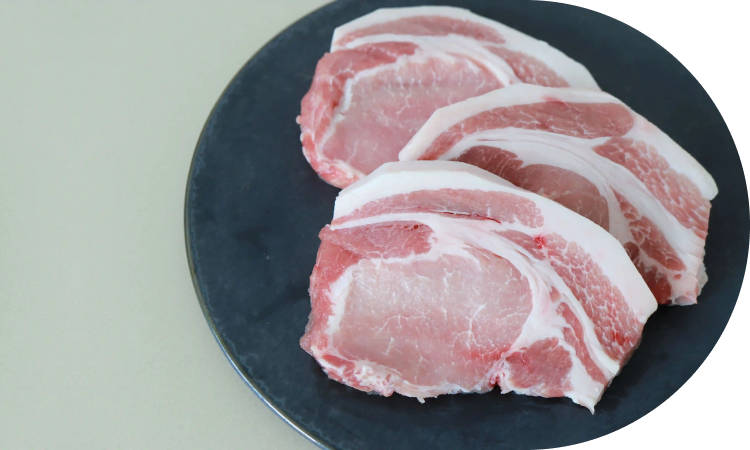 豚の腸内環境を意識した、<br>ストレスフリーな育て方で<br>肉の臭みがダウン