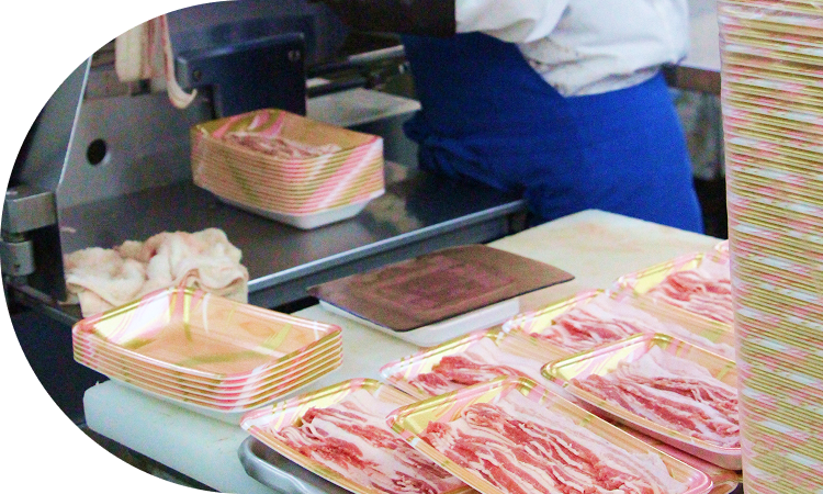 純白のしまった脂身は、こだわりの飼料から。<br>先進技術で、「適飲適食」